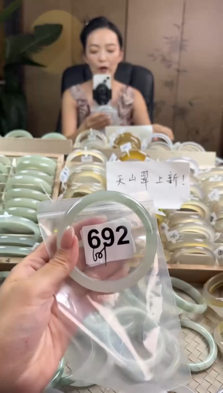 手镯玛瑙/玉髓未镶嵌天山翠默认微抠692