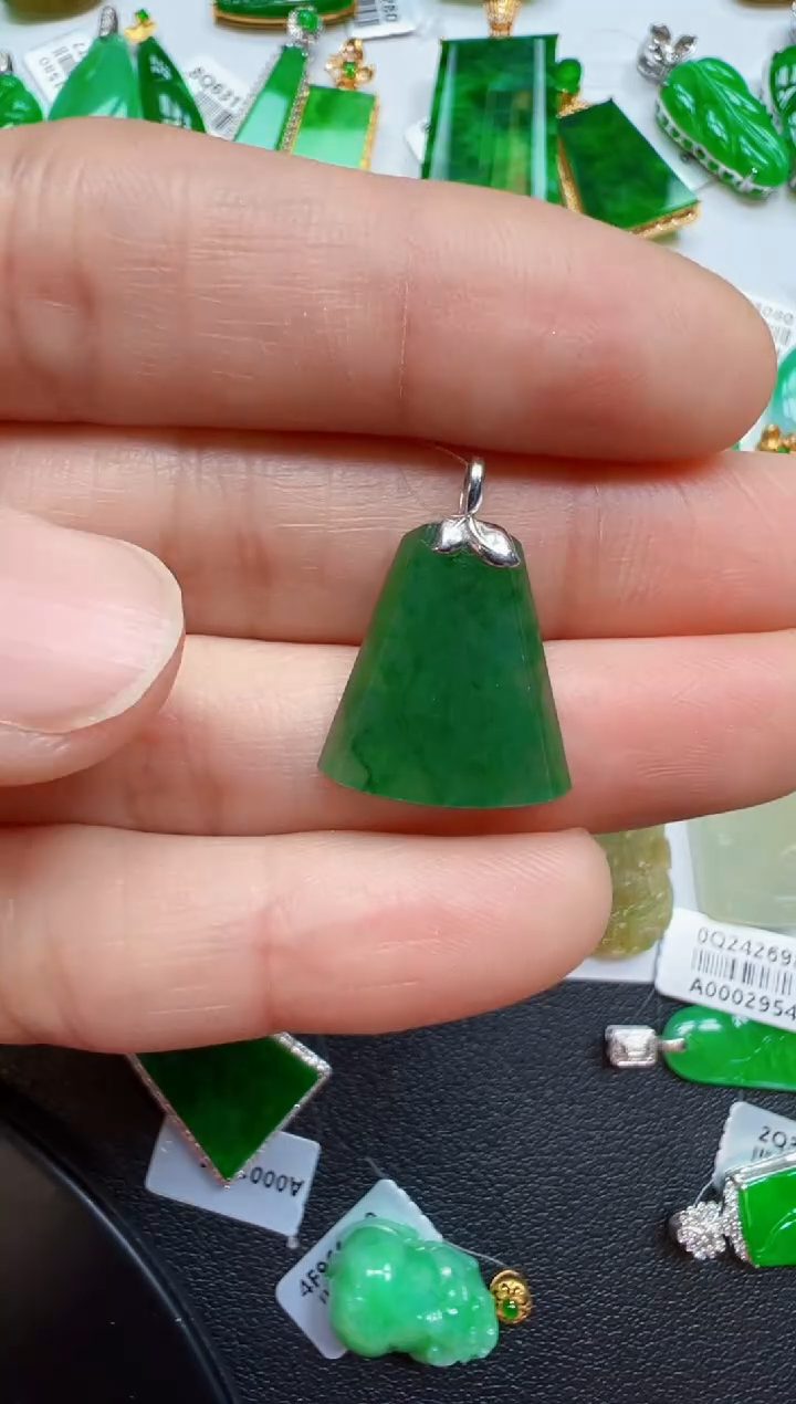 【闪购商品】翡翠吊坠(不含链)18K金镶嵌500