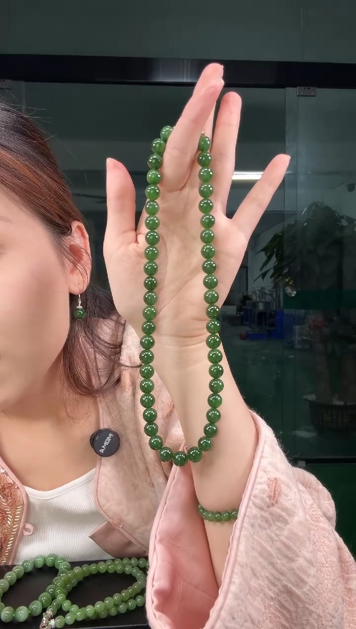 项链未镶嵌和田玉（碧玉）碧玉10mm菠菜绿项链(带矿点）