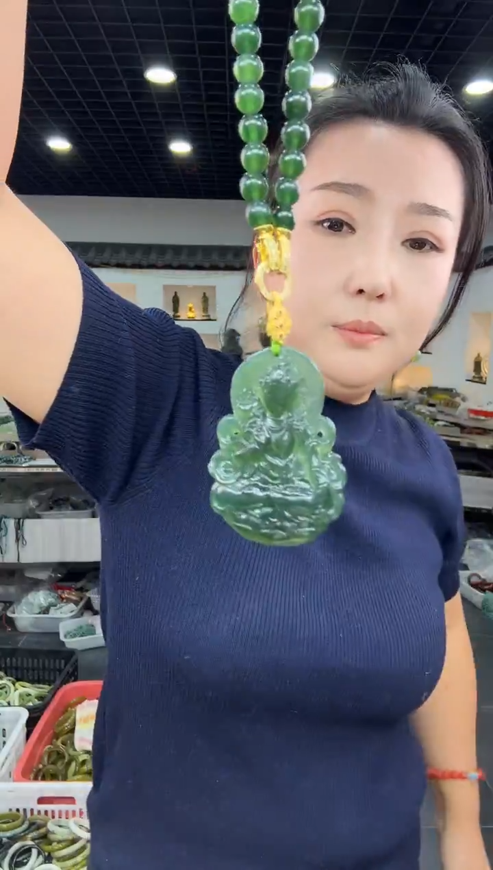未镶嵌岫玉颈饰啤酒瓶底65度母