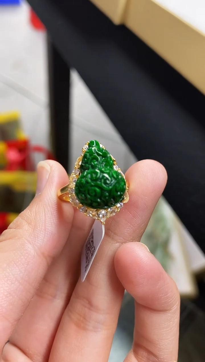 颈饰未镶嵌翡翠戒指