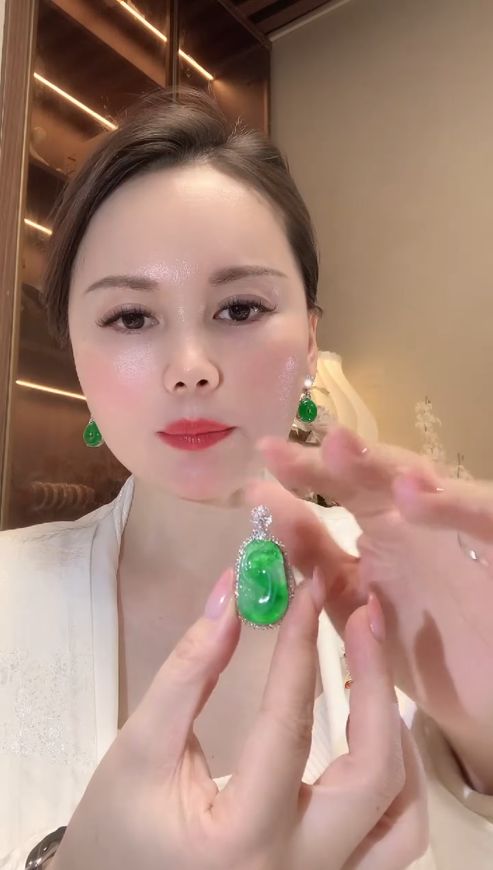 【闪购商品】翡翠吊坠(不含链)18K金镶嵌C94 