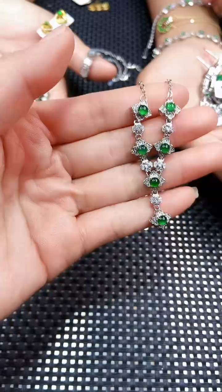 【闪购商品】翡翠颈饰未镶嵌111111111