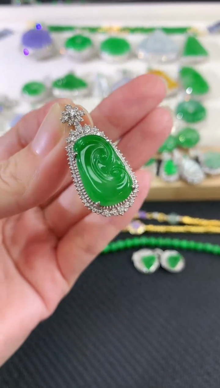 吊坠(不含链)18K金镶嵌翡翠如意|9900