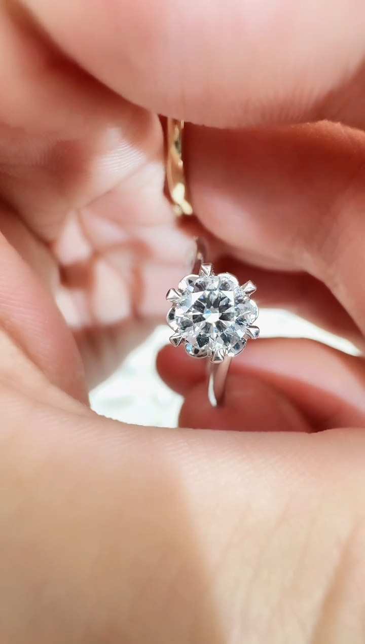 【闪购商品】钻石戒指/指环18K金镶嵌K白天然钻戒2.46g