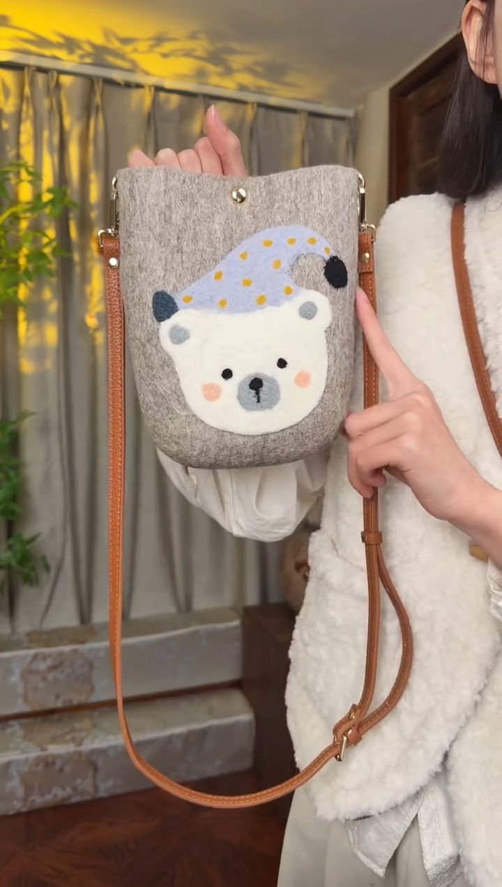 羊毛非遗羊毛毡包 手机包灰小熊