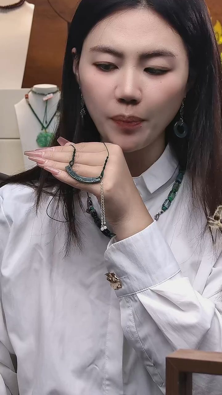 翡翠未镶嵌颈饰翡翠月牙吊坠