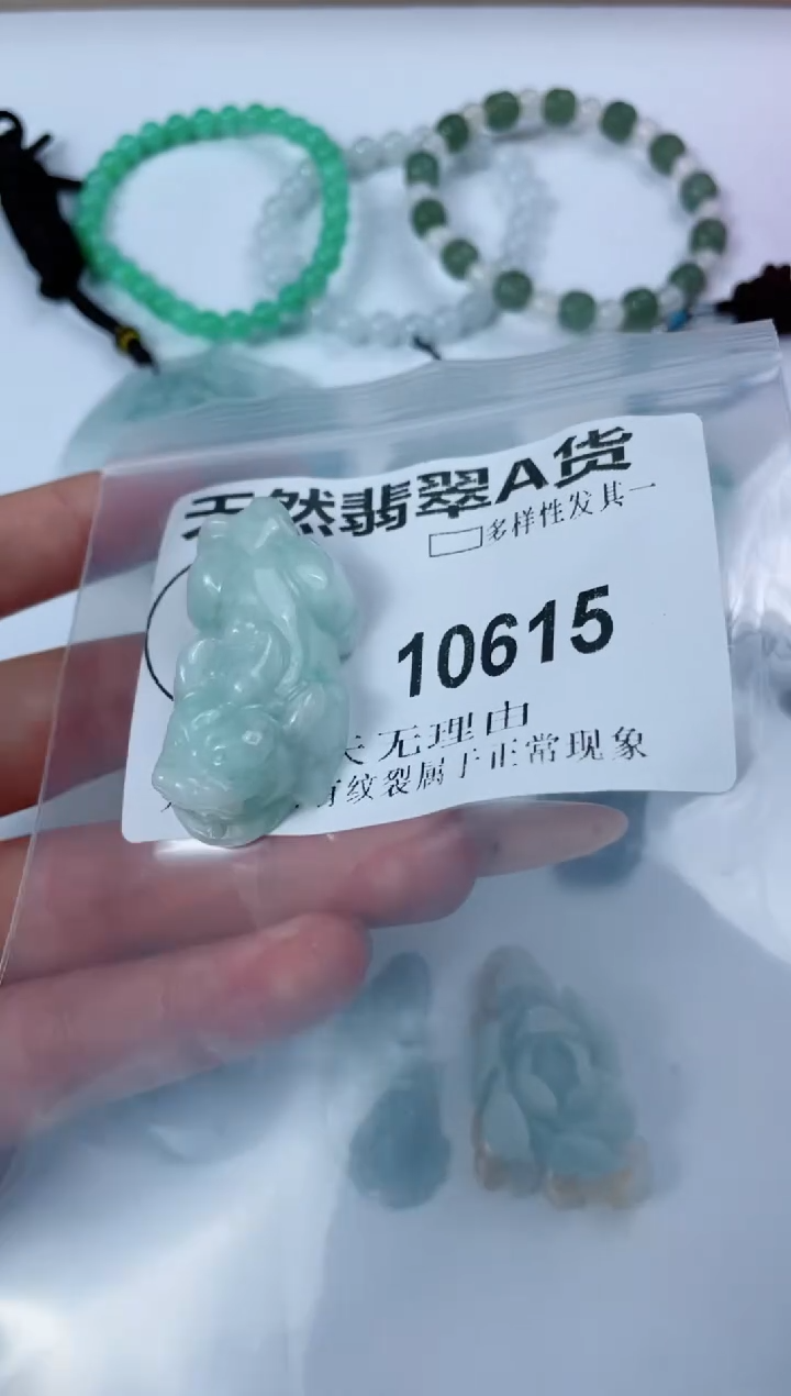 翡翠未镶嵌颈饰10615