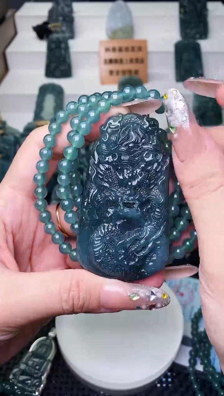 颈饰未镶嵌翡翠 