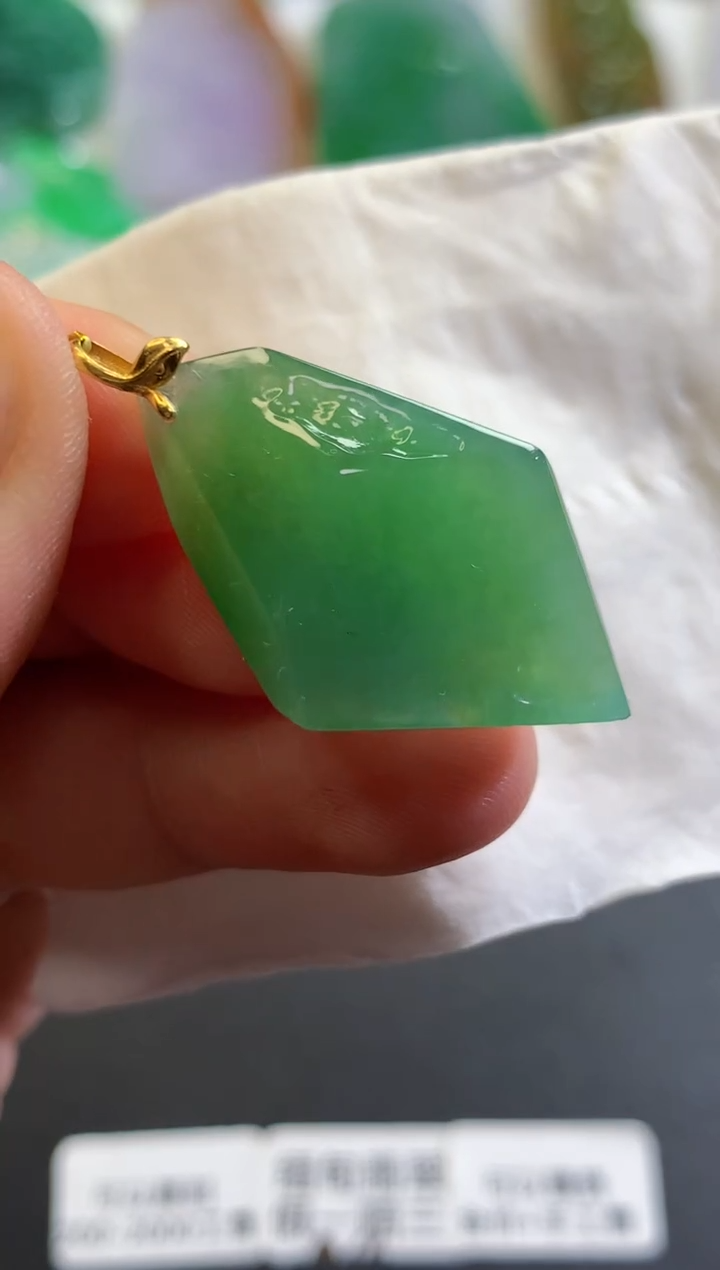 翡翠未镶嵌吊坠(不含链)6211