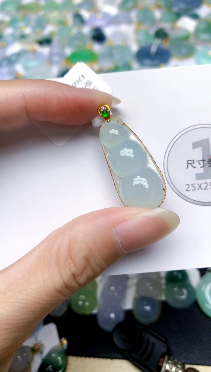 颈饰18K金镶嵌翡翠天然A货翡翠
