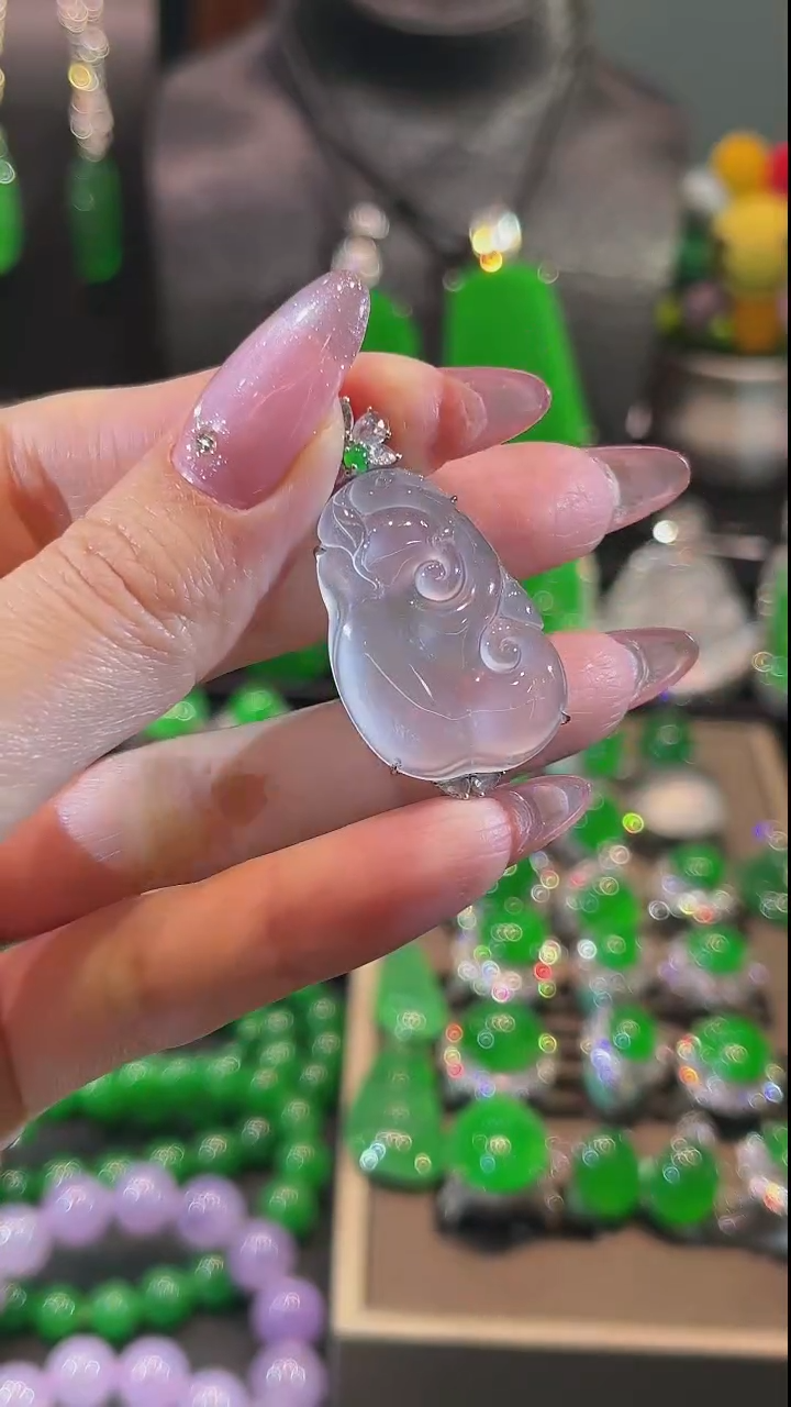 翡翠18K金镶嵌颈饰吊坠