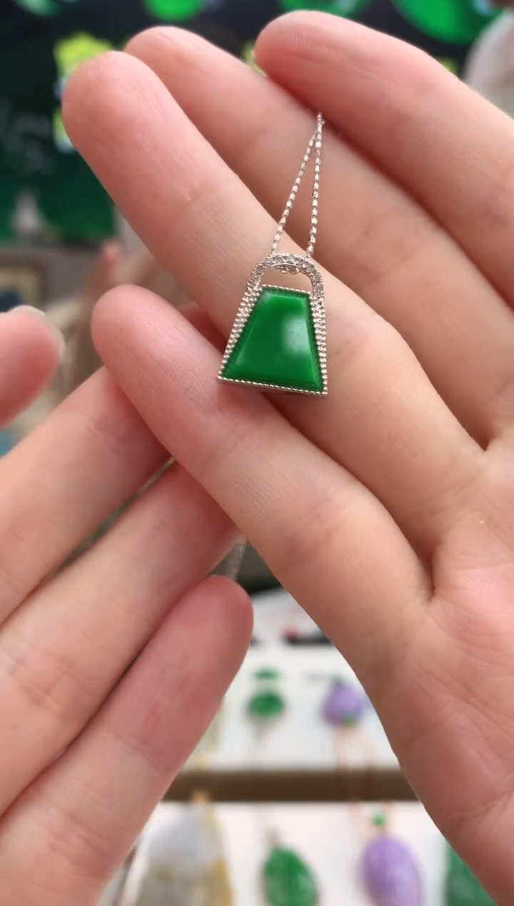 【闪购商品】翡翠颈饰18K金镶嵌赠礼盒证书 小君