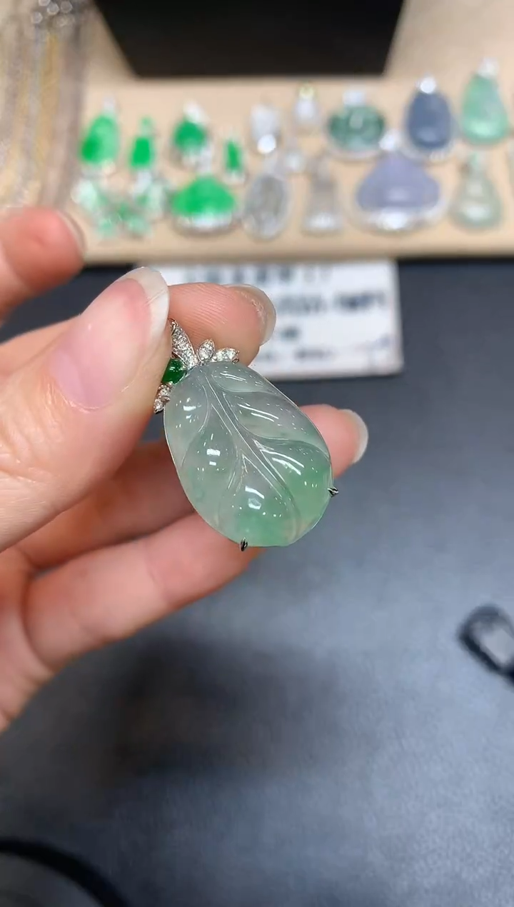 【闪购商品】翡翠颈饰18K金镶嵌芭蕉叶【无服务费