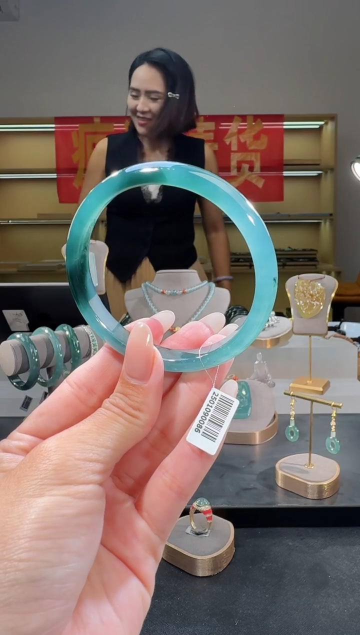 翡翠手镯未镶嵌61圈