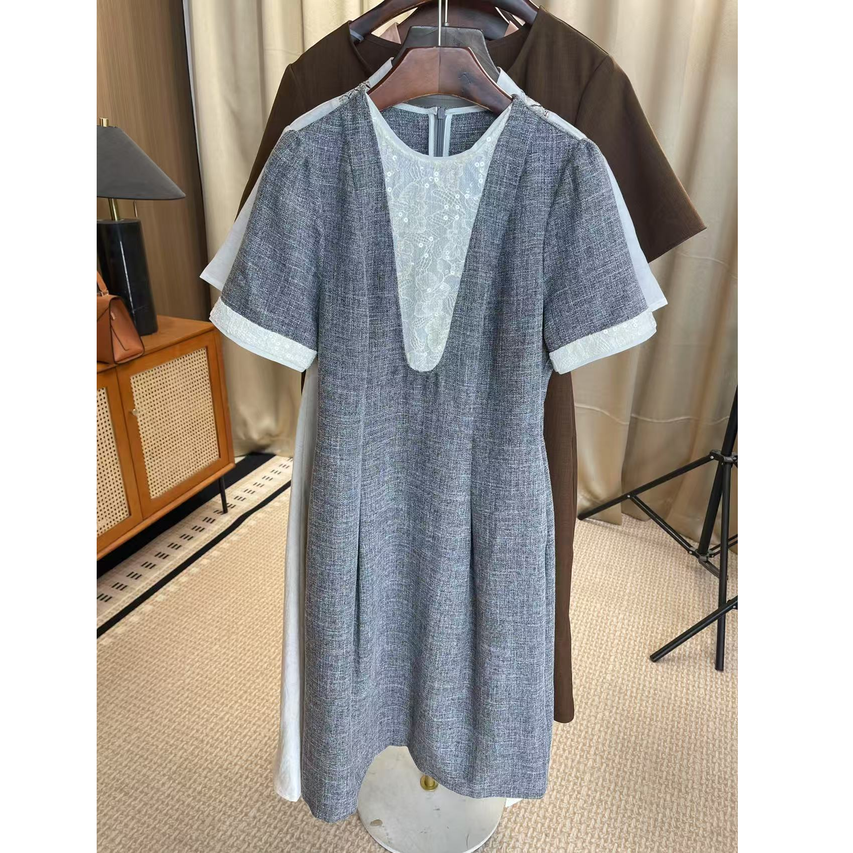 亮片蕾丝拼接灰色短袖连衣裙2025夏季新款气质优雅收腰A字裙