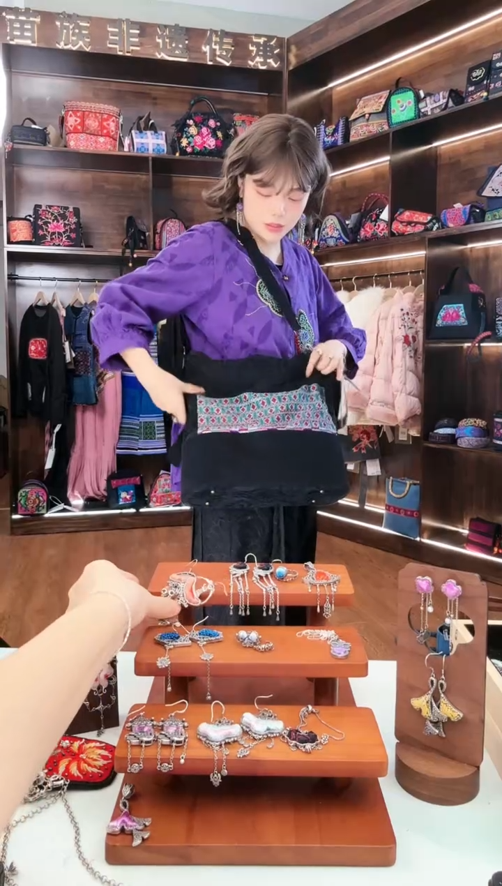 【闪购商品】织绣L48蚩梦苗族古绣