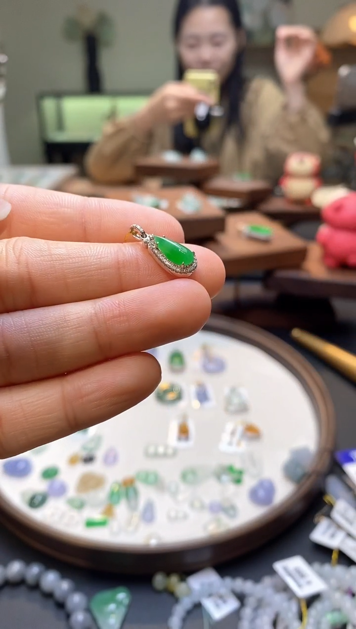 【闪购商品】翡翠18K金镶嵌颈饰福瓜