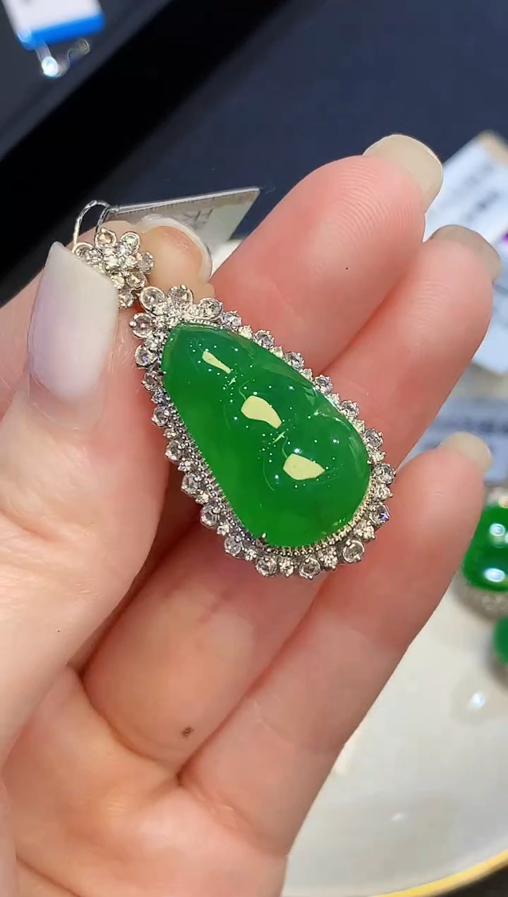 吊坠(不含链)18K金镶嵌翡翠多样性发其一