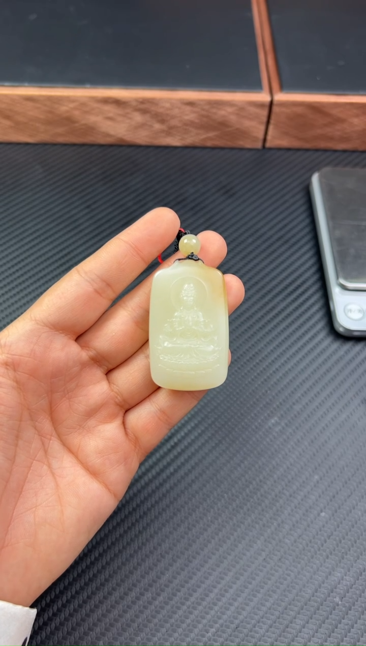 【闪购商品】和田玉吊坠(赠链)未镶嵌且末微色差