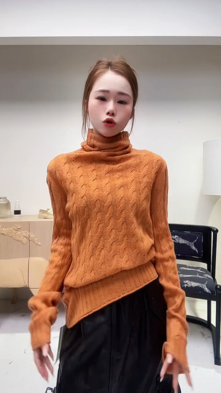 暖橘色绞花高领羊绒衫