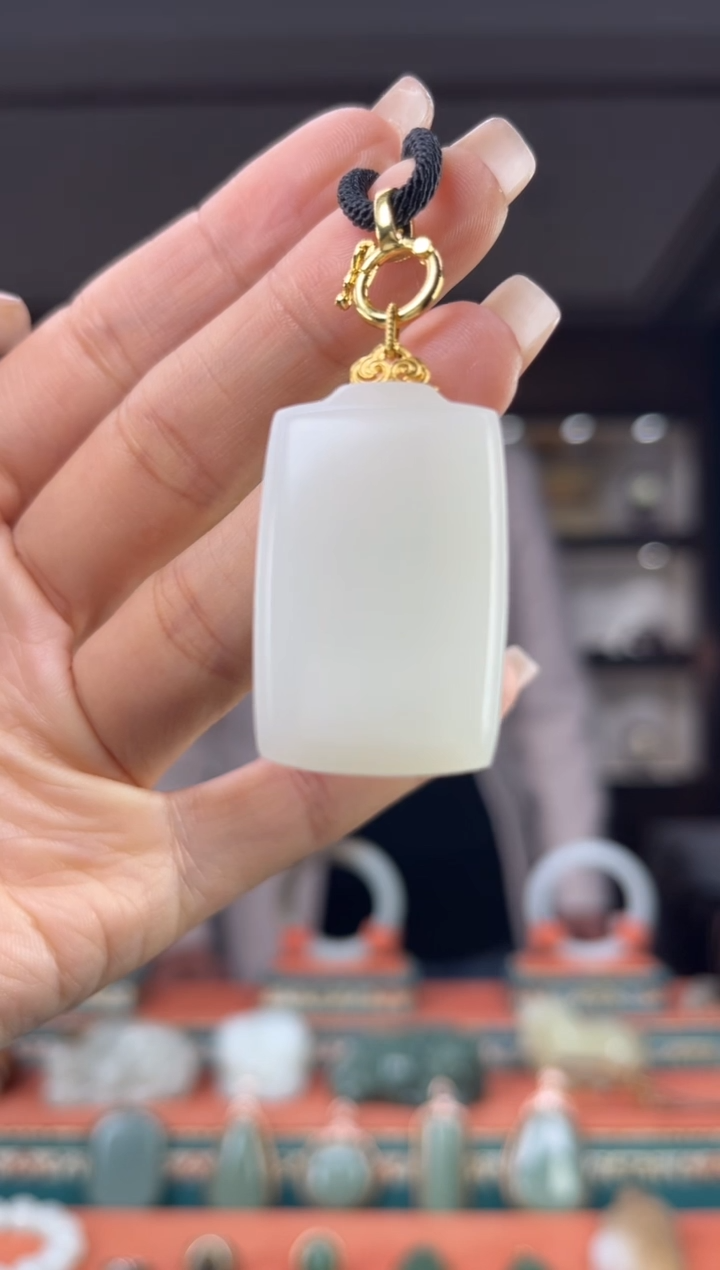 颈饰18K金镶嵌和田玉佩佩