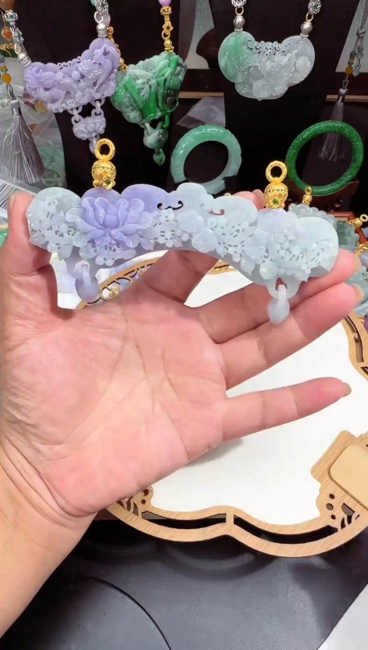 翡翠未镶嵌颈饰拍照