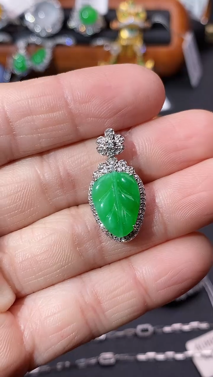 【闪购商品】翡翠吊坠(不含链)18K金镶嵌吊坠