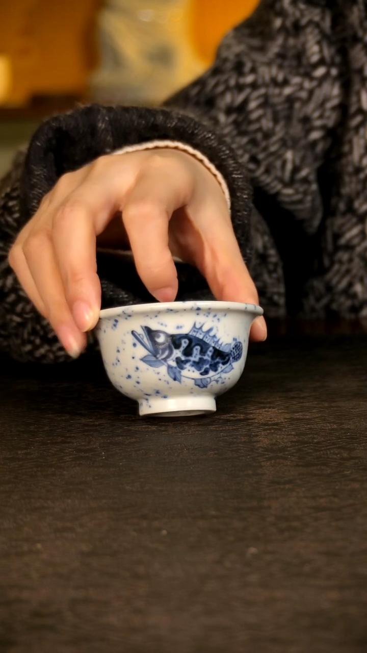 唐语青花鳜鱼撒蓝小压手杯