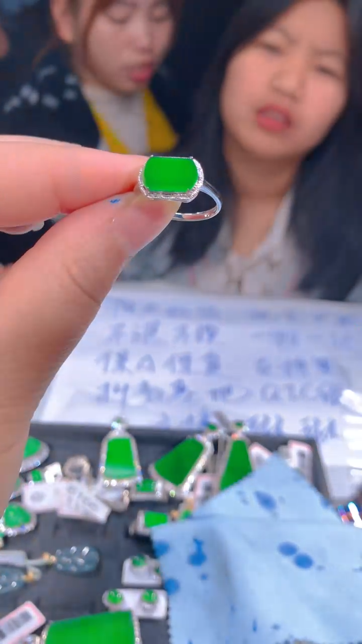 【闪购商品】定制翡翠18K金镶嵌42定制翡翠，多样性发货（发其一）