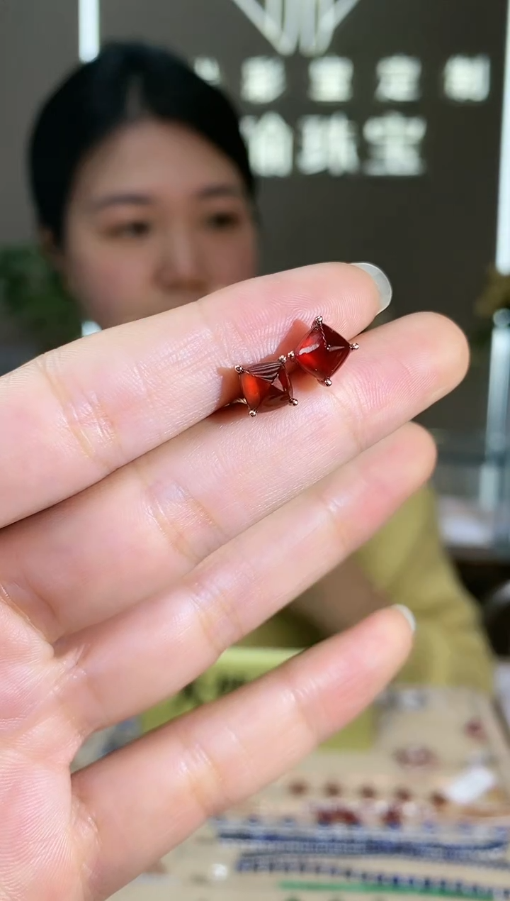 【闪购商品】石榴石耳饰银S925镶嵌耳饰