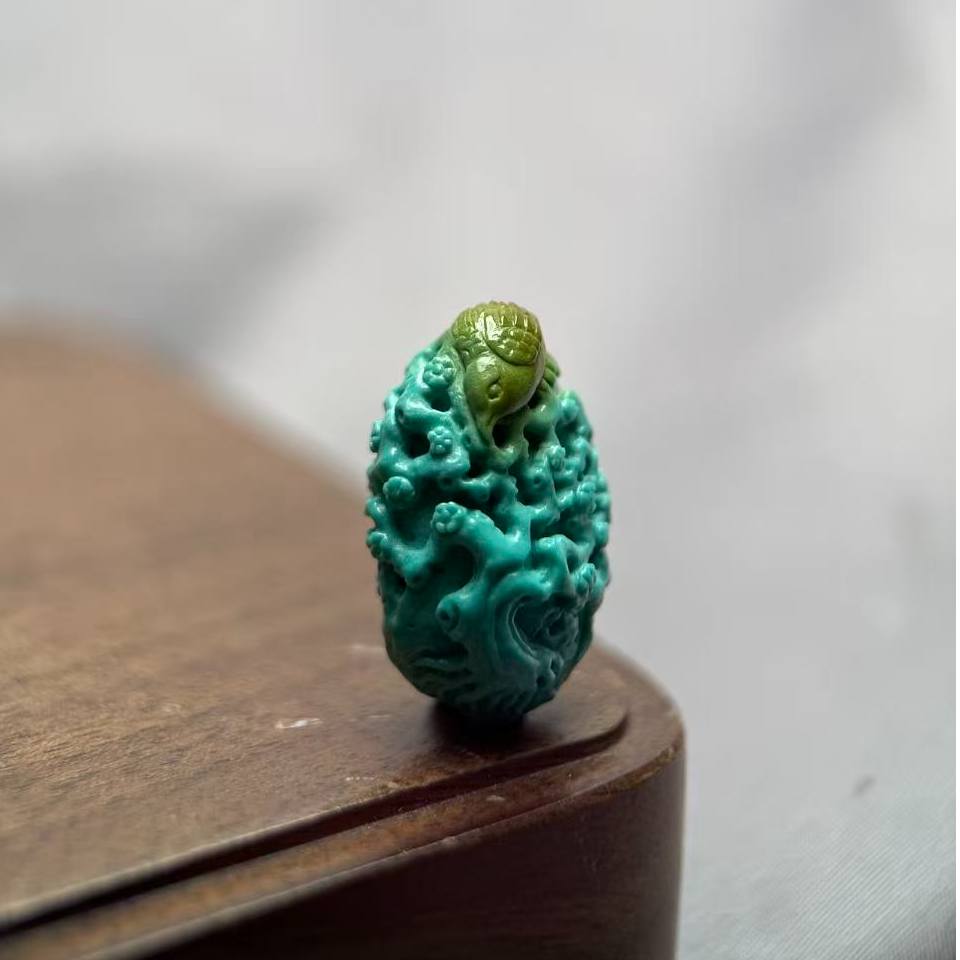 原矿绿松石手工雕刻喜上眉梢挂件俏色设计个性百搭吊坠地大证书