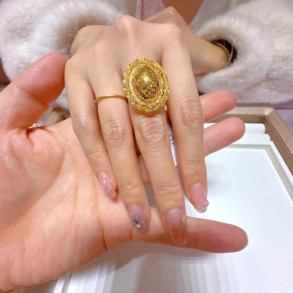 黄金鸽子蛋戒指女999足金光影金鱼鳞超闪蛋面戒指送女友