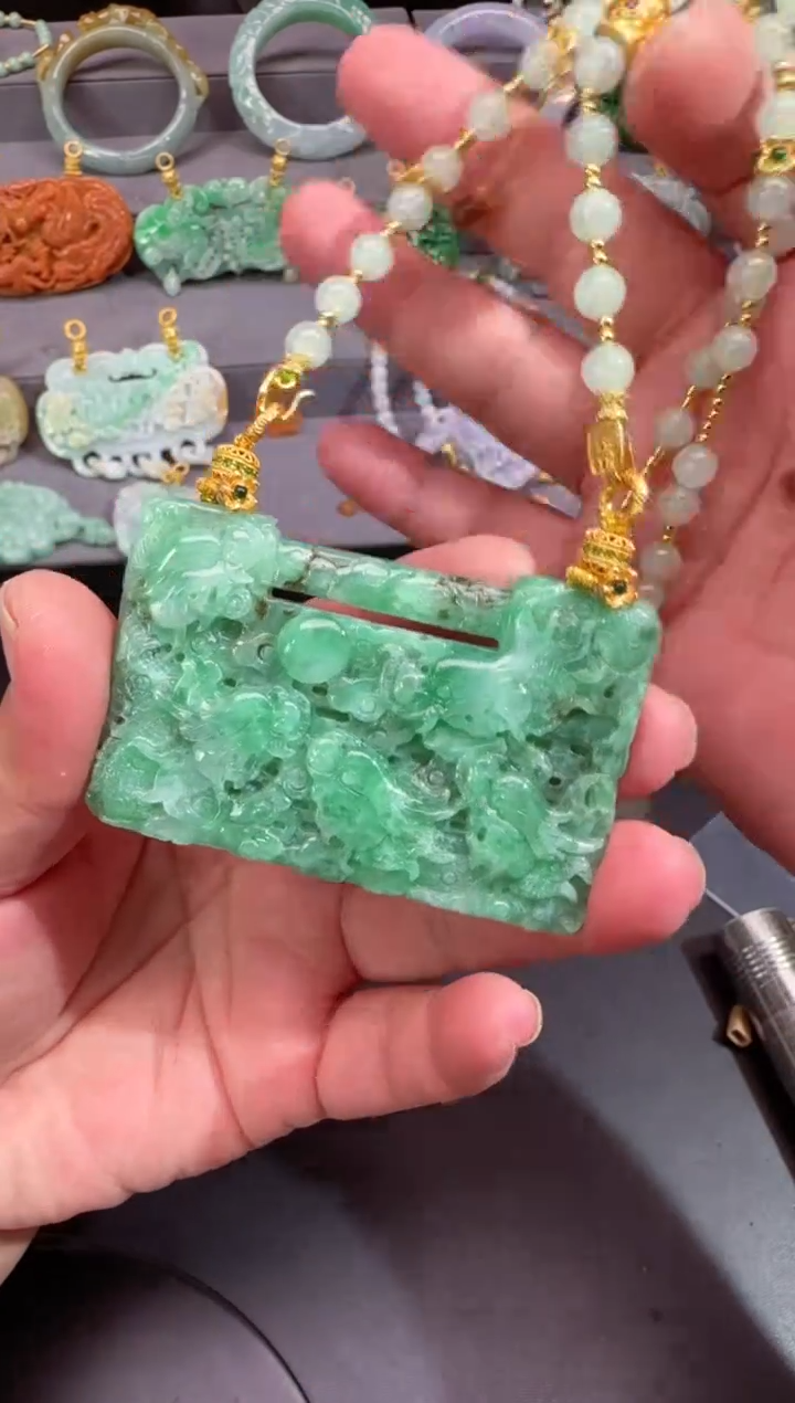 【闪购商品】翡翠颈饰未镶嵌牌子