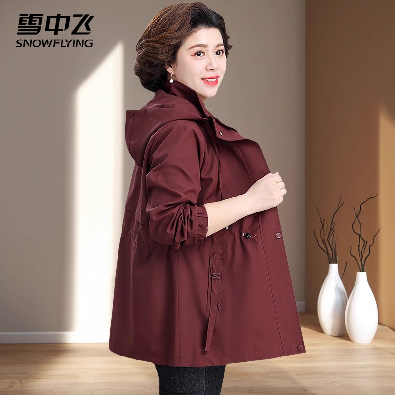 雪中飞品牌妈妈秋装外套洋气风衣2025新款中老年女大码连帽上衣F