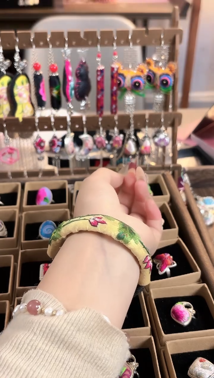 织绣彩云南阁非遗老绣饰品127