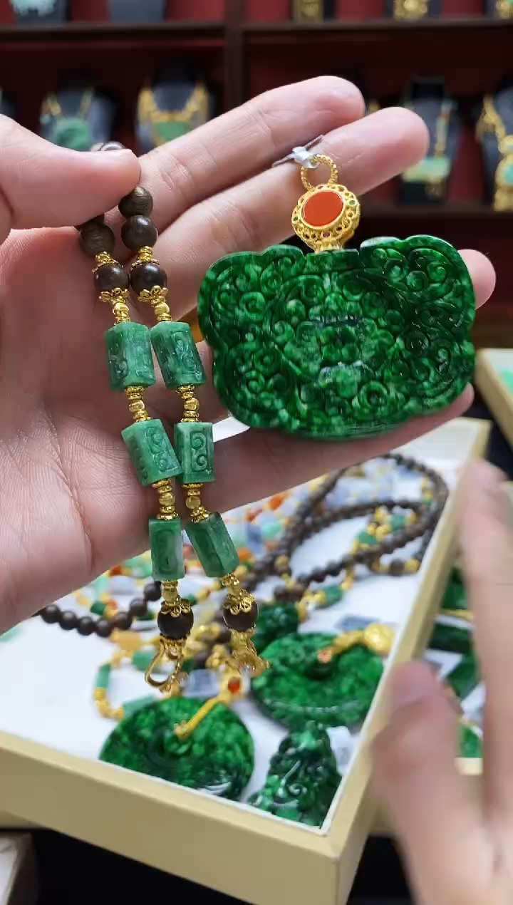 颈饰未镶嵌翡翠吊坠