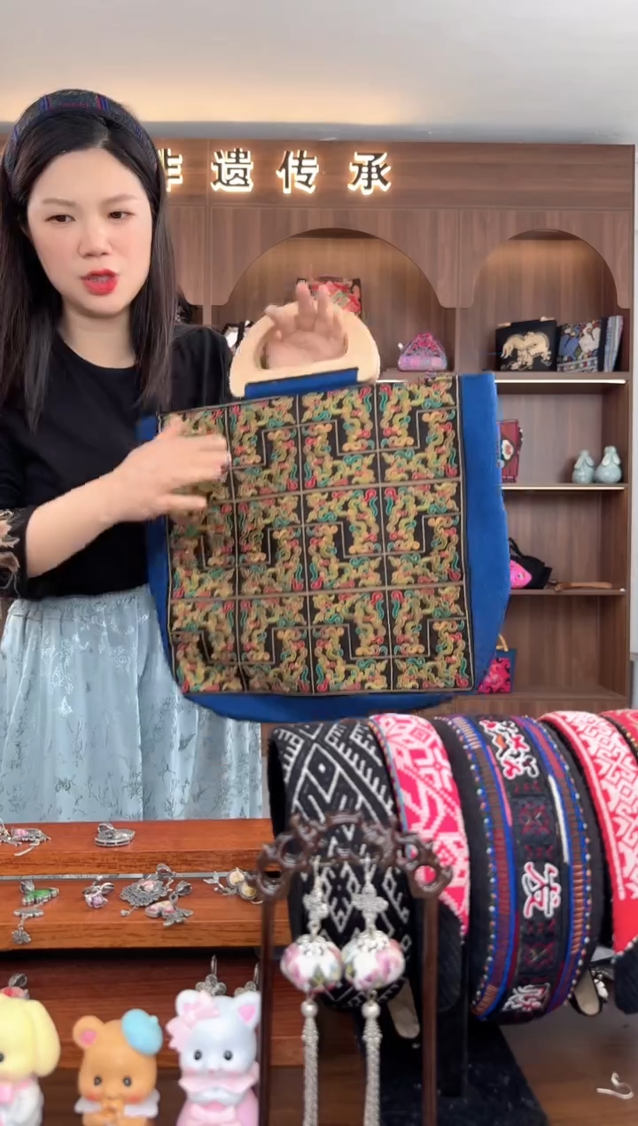 【闪购商品】织绣扶光苗绣传承L15