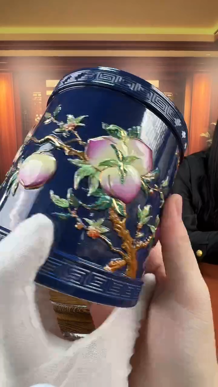 摆件瓷何平窑雕彩蓝底寿桃笔筒13带证书