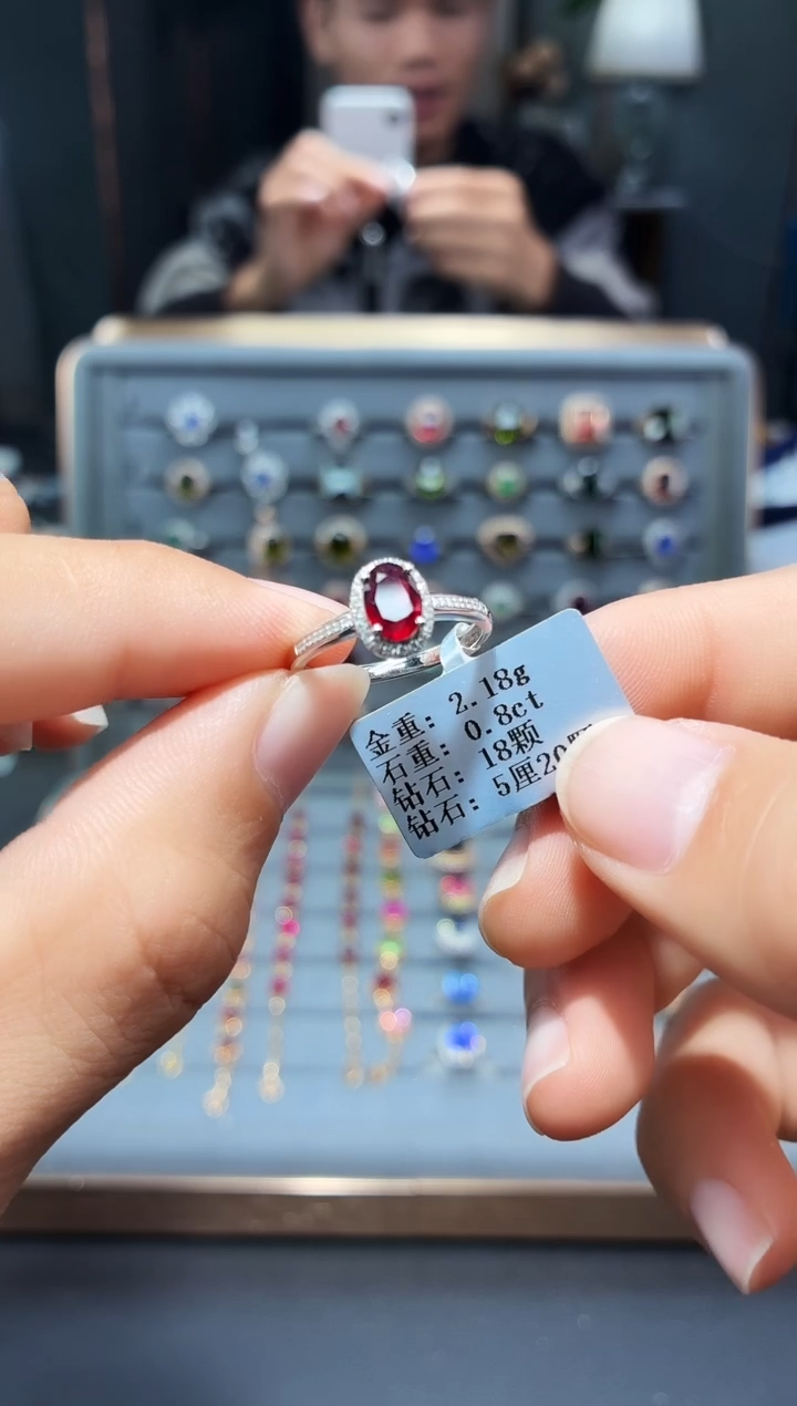 18K金镶嵌戒指红宝石0.8..