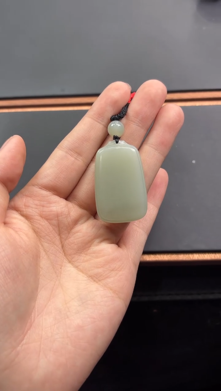 【闪购商品】和田玉吊坠(赠链)未镶嵌且末微色差近矿吊坠