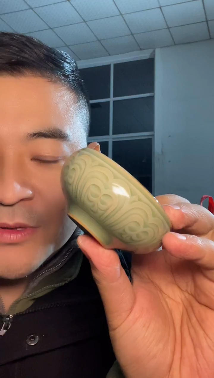 塑料俯莲瓣金钵1只