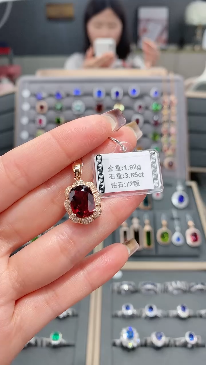 【闪购商品】碧玺颈饰18K金镶嵌3.85