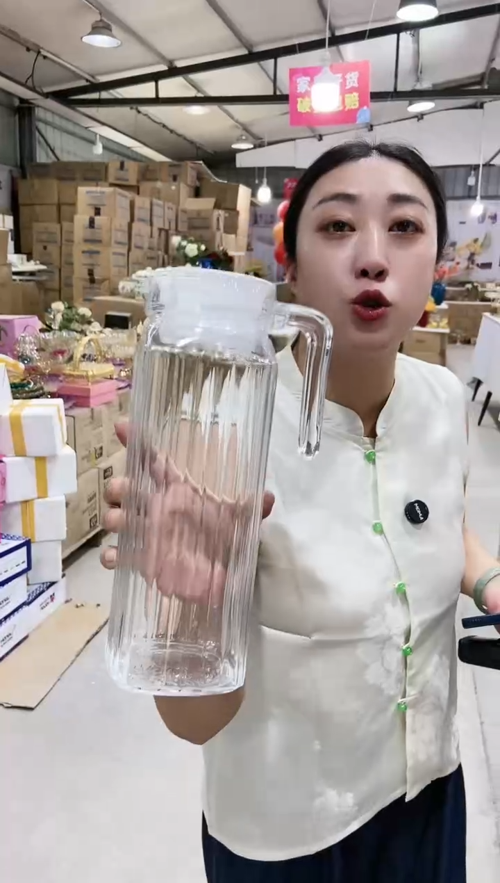 玻璃耐热玻璃竖纹水壶一个