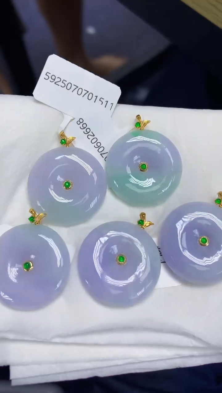 翡翠18K金镶嵌颈饰天然缅甸翡翠A货多样性发其一