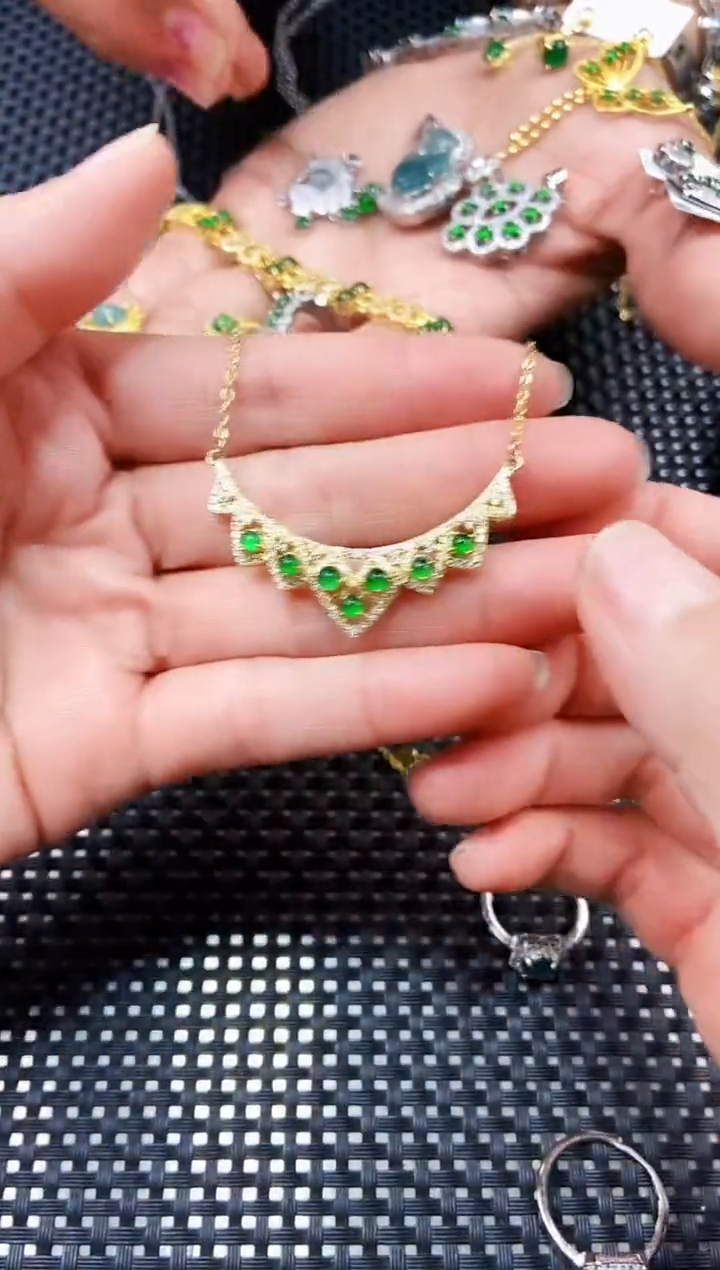 【闪购商品】翡翠颈饰未镶嵌111111111