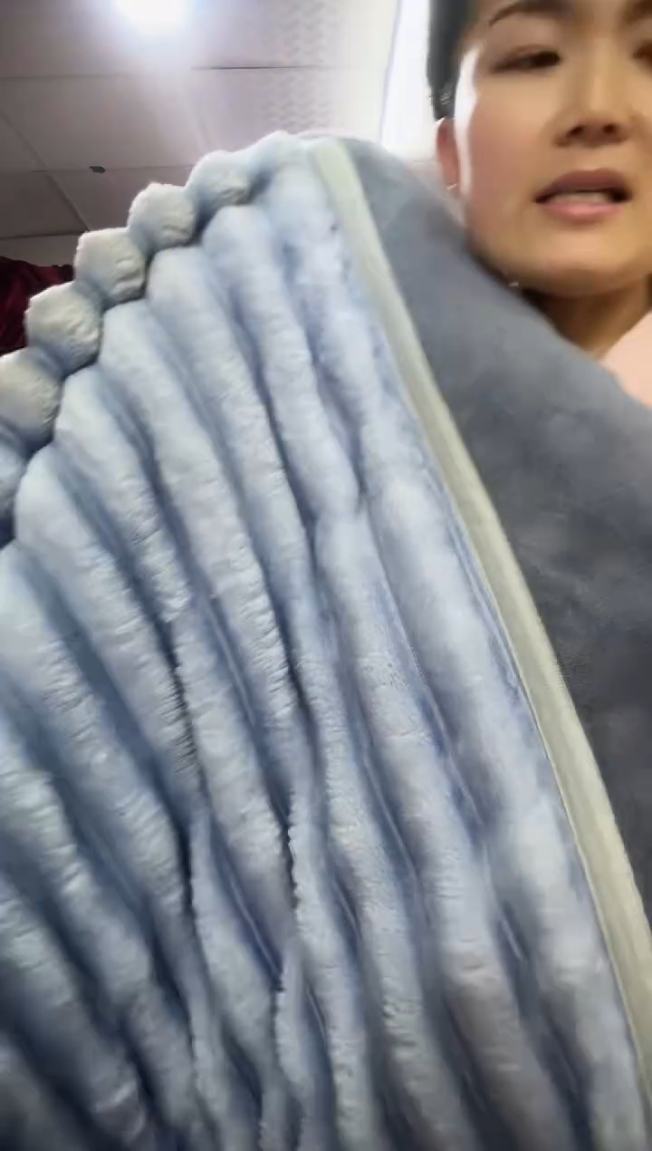 法兰绒渐变蓝仿兔绒被子2*1.5