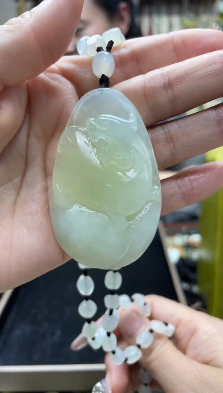 未镶嵌岫玉吊坠`