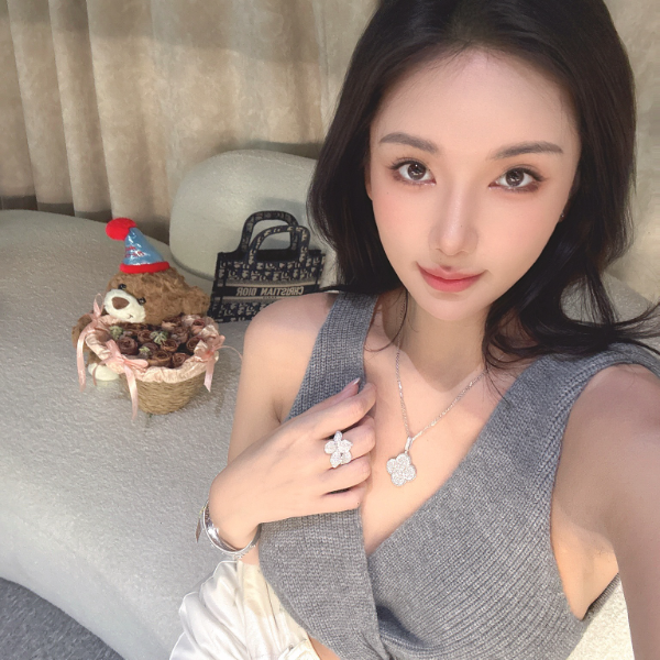 QANNA【豪华满钻】【大号四叶花】轻奢名媛网红风毛衣链钻石戒指AY