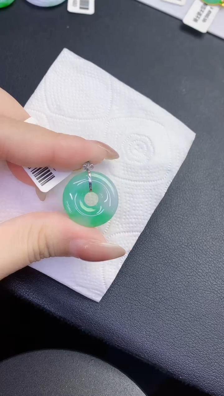 颈饰18K金镶嵌翡翠缅甸天然翡翠A货